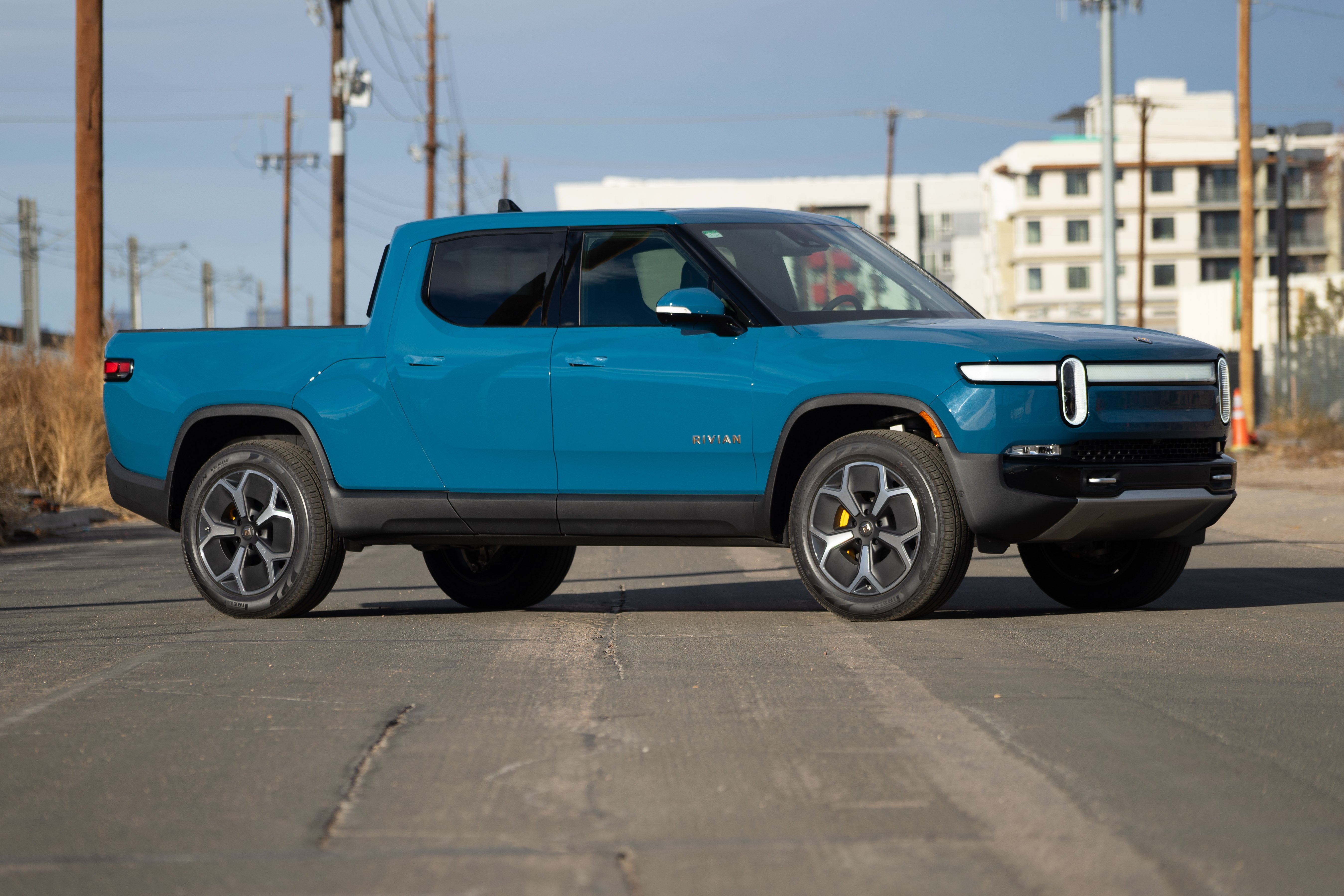 2022-Rivian-R1T-Blue-001